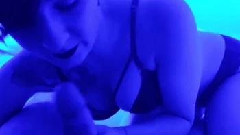 couple faisant l amour en lumiere bleutée