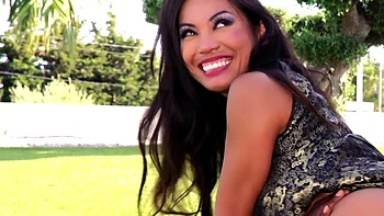 Naomi, 31, enjoys the jacuzzi! - Jacquie et Michel TV