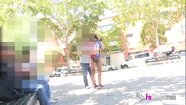 Cosplayer accepts the challenge and seduces random dudes in the street