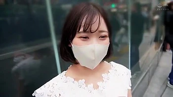 清楚な美女がキスから始まるエッチで乳首愛撫とバイブ責めで感度高まる