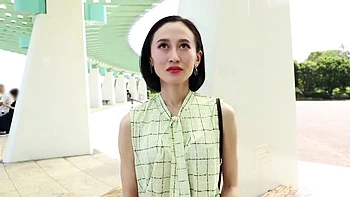 スレンダーで美脚の人妻が半年ぶりのエッチで手マンとすぐに濡れ濡れ