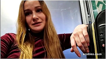 Sally B Masturbiert Auf Der Flugzeugtoilette