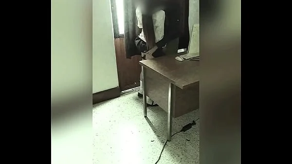CÁMARA Graba a MAESTRO Y ALUMNA en la Oficina del Colegio! Colegiala Mexicana se DEJA FOLLAR por el PROFE por una MEJOR CALIFICACIÓN! Video Amateur Real!