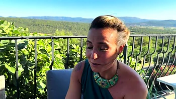 Amanda really likes our Apollo... - Jacquie et Michel TV