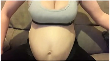 Moisturising My Pregnant Bump With Lotion