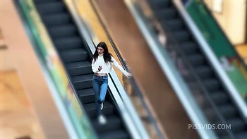 Katty Wetting Jeans And Pee In The Shopping Mall