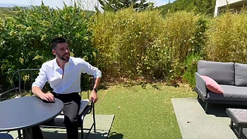 Penelope gets closer to Phil - Jacquie et Michel TV