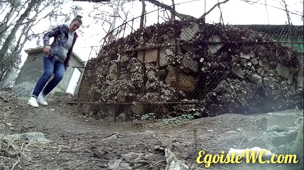 NEW! The beauty wanted to pee unnoticed in the bushes, but we filmed her! Exclusive!