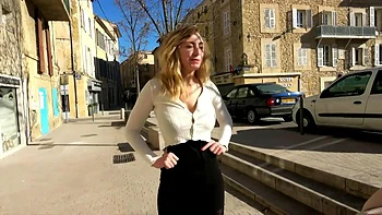 Didine seduces her driver... - Jacquie et Michel TV