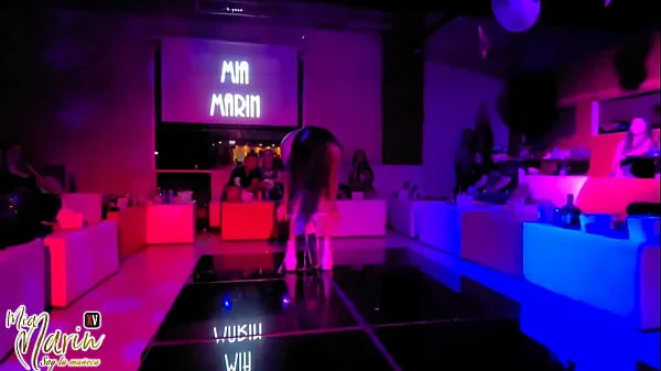 voy a bailar a un club swinger y me coge un fan con una super verga y me duele y me rellana de semen