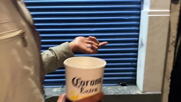 Se fue de pinta y se masturba en la calle hasta lograr un squirting