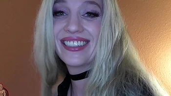 Blonde girl Luna Thurman gets her hair job done