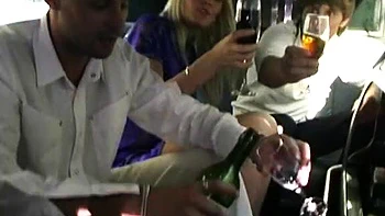 Sex couple oral and fuck in the limo