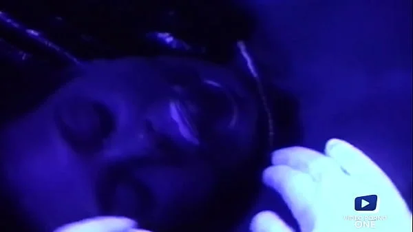 Claudine est une bonne salope qui aime être observé quand elle baise