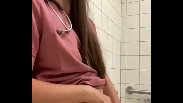 enfermera se masturba en el baño del hospital
