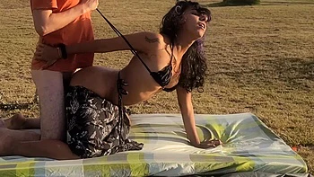 ce mec se tape une libertine espagnole dans un champ