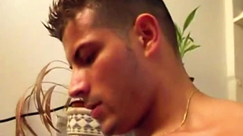 il m offre une belle nouvelle queue et me matte