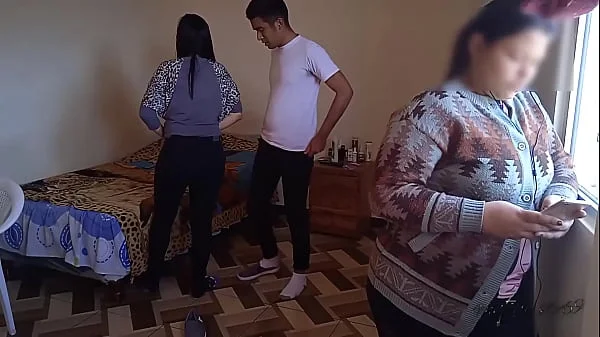 Esposa cornuda habla por telefono mientras su amiga me come toda la polla y se sienta encima de ella en la cama, mientras ella esta entretenida nosotros disfrutamos