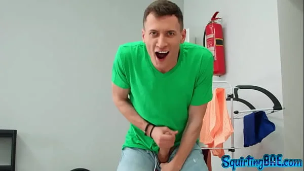 Bigbutt babe fingered before squirting sex in missionary