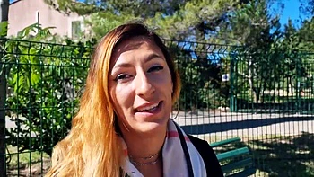 Chloe plays with all her sensuality... - Jacquie et Michel TV