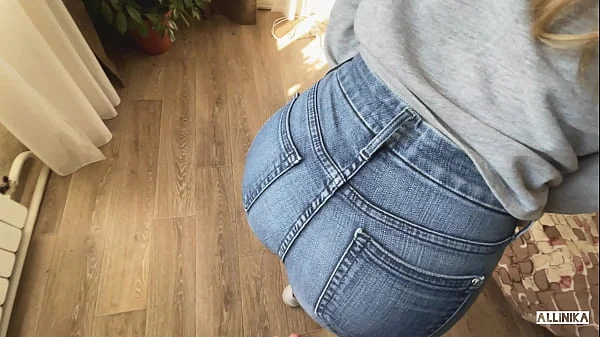 После прогулки выебал девушку дома. Кончил в рот