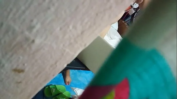 Me gusta ir a casa de mi abuelita porque puedo espiar a mi tía