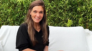 Giulia, 40, wants to practice doubles! - Jacquie et Michel TV