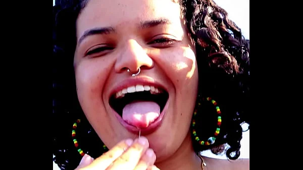 Gostosa se masturbando e se exibindo na praia. Novinha exibicionista quase foi pega no flagra