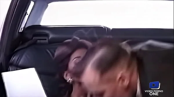 Julia Channel, belle brunette aux gros seins baisée en voiture