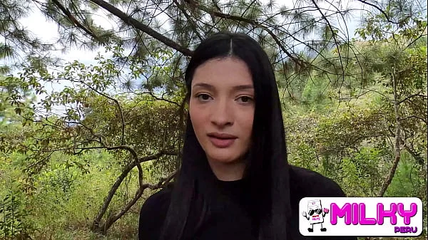 Ofreciendo dinero a chica sexy en el bosque a cambio de sexo