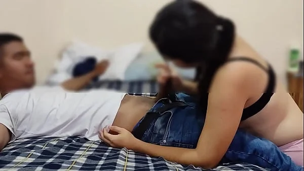 Descubro a mi compañera de habitacion jugando en ves de hacer sus deberes y me la follo por su lindo coño antes que nos descubran , al final la ayude para que terminara mas rapido