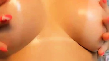 Uma morena gostosa exibe seus peitos grandes e rebola com