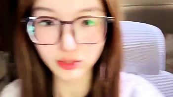 TikTokで話題の最新ダンス動画。メイクなしで