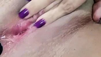 Uma mulher sedutora explora sua sexualidade em uma intensa