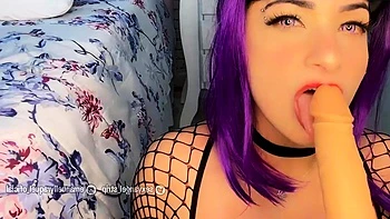 Vestida como Anko Mitarashi do Naruto, ela se diverte