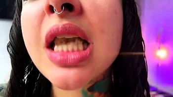 Chicle - Pedazodchicle - Hungry Giant Chews His Food And