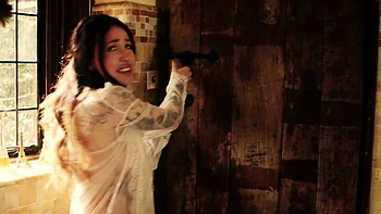 Hot Babe Takes Messy Cumshot