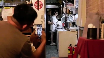 在餐廳廚房忙碌時廚師一直在調戲老闆娘