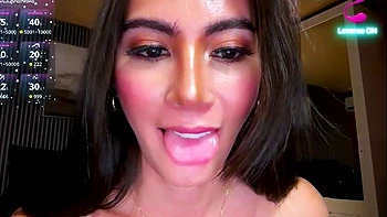 beautiful brunette toys her pussy on webcam