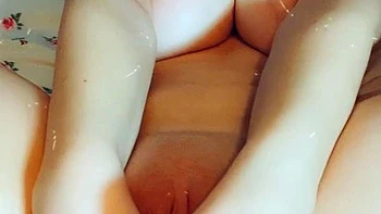 Amateur Close Up Squirting Masturbation