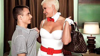 Short-haired MILF with big boobs Trinity Powers drilled on the bed