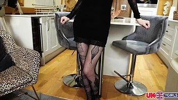 Smiling floozy's babe clip