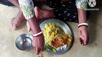 Desi Bhabhi Ne Machhi Chawal Khaya