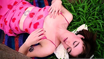 Busty hottie fingers her hairy pussy in the garden