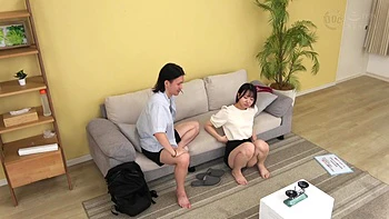 【キスだけで…】友達同士がひたすらチュ～して唾液を溜めるハズが、段々とエッチな雰囲気に…。気が付いたら全裸SEXを初めて中出しまでキメてしまう激エロ展開へ！【まな】