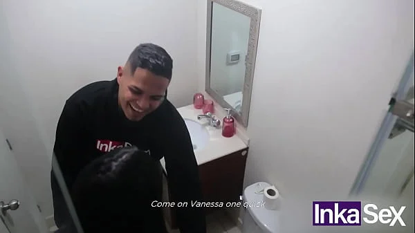 Padrastro descubre a su hijastra cachando en el baño