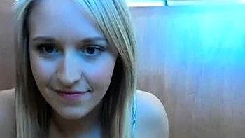 Naked amateur webcam girl fingering her pussy live on camera