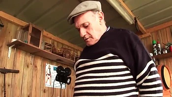 il autorise un vieux a tirer sa femme en trio