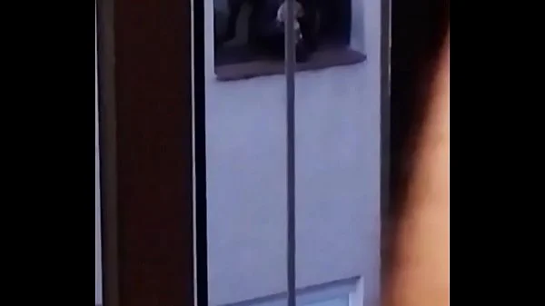 Exhibiciónista frente a la ventana