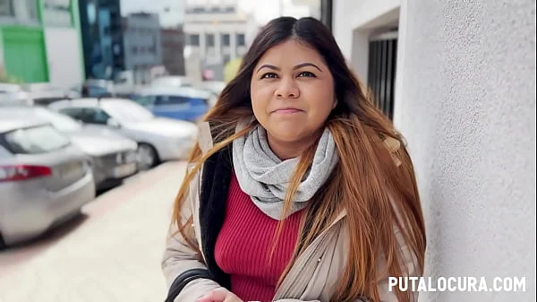 chica de El Salvador es convencida en la calle para hacer sexo
